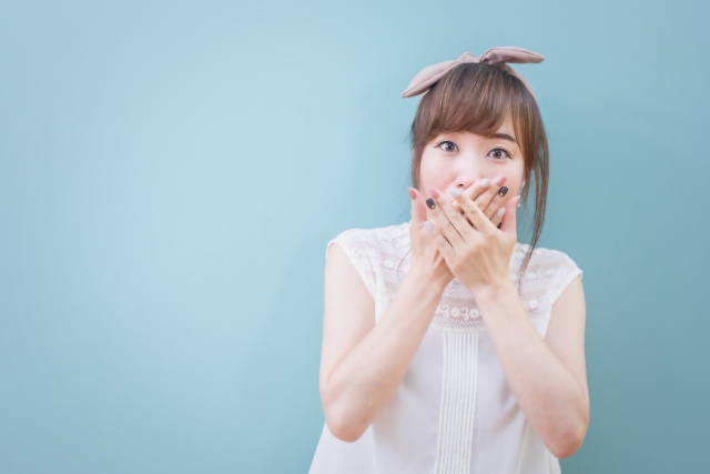 驚く女性